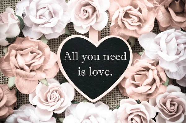 Alles, was Sie brauchen, ist Liebe Holzanhänger mit Rosen — Stockfoto