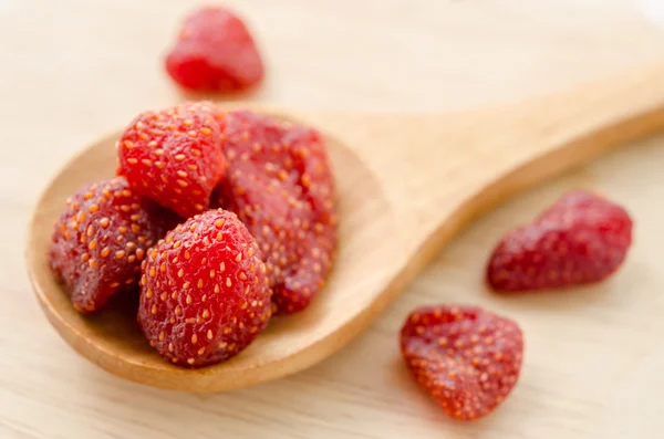 Getrocknete Erdbeeren im Kochlöffel. — Stockfoto
