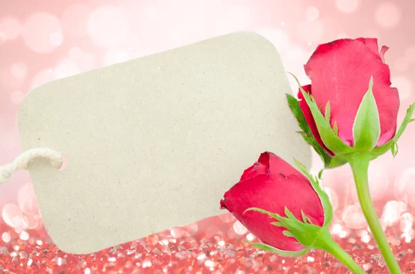 Rose rosse e tag carta bianca per il tuo testo . — Foto Stock