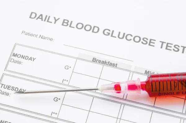 Codzienne badanie glukozy we krwi i próbki krwi. — Zdjęcie stockowe