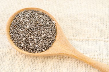 Chia tohum, tahta kaşık.