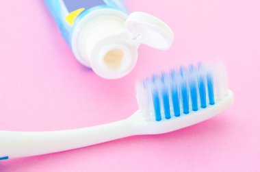 Diş macunu ile diş fırçası closeup.