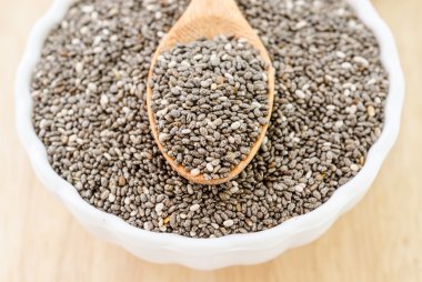 Tahta kaşık ile Chia tohum.