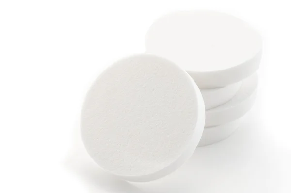 Esponjas cosméticas círculo blanco . — Foto de Stock