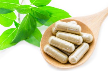 Tahta kaşık ot kapsül ilaç.