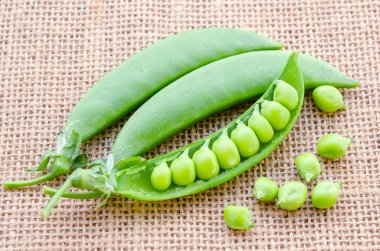 taze taze bezelyeler.