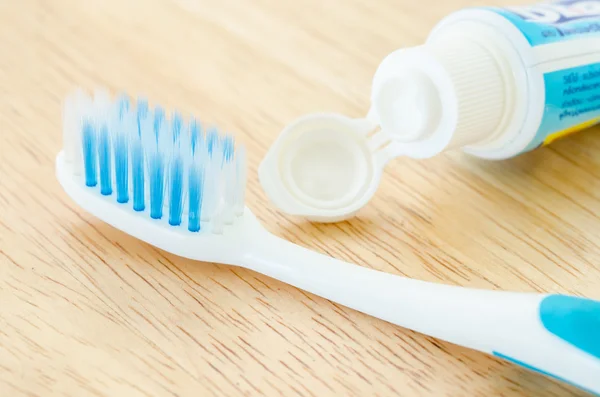 Penutupan sikat gigi dengan pasta gigi . — Stok Foto