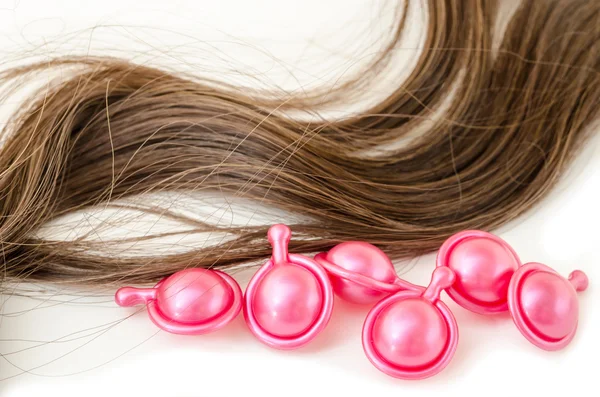 Saç serumu ve zarar görmüş saç.