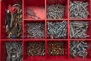 Cıvata, somun ve vidayla dolu bir kutu.