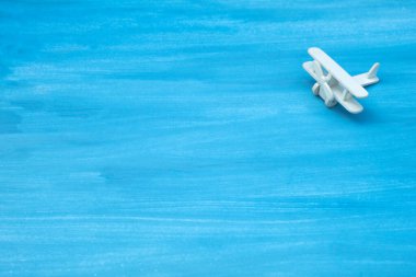 Mavi arka planda küçük beyaz bir uçak