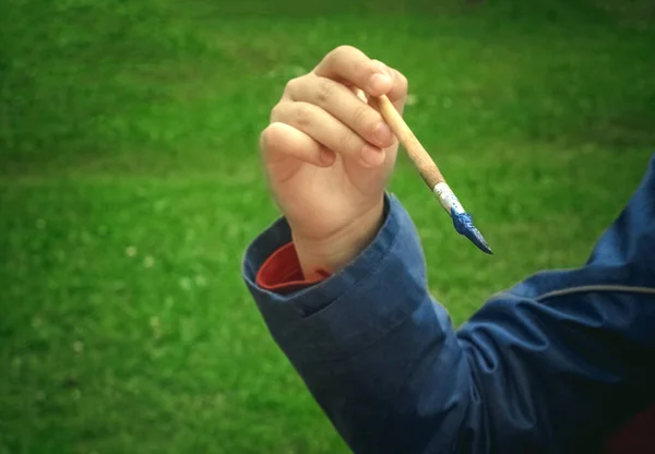 Barnets Hand Med Pensel Och Färg Teckning — Stockfoto