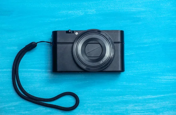 Câmera Digital Compacta Preto Com Isolamento Azul — Fotografia de Stock