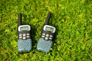 Yeşil çimlerde aramak için iki telsiz.