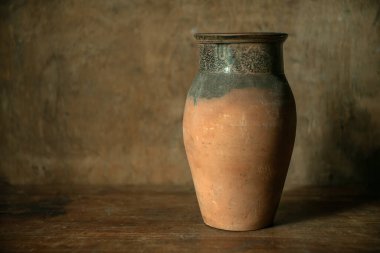 Masanın üzerindeki kil süt sandığı eski moda.