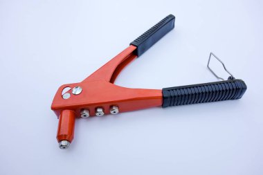 Beyaz izole edilmiş perçin perçinleme aracı