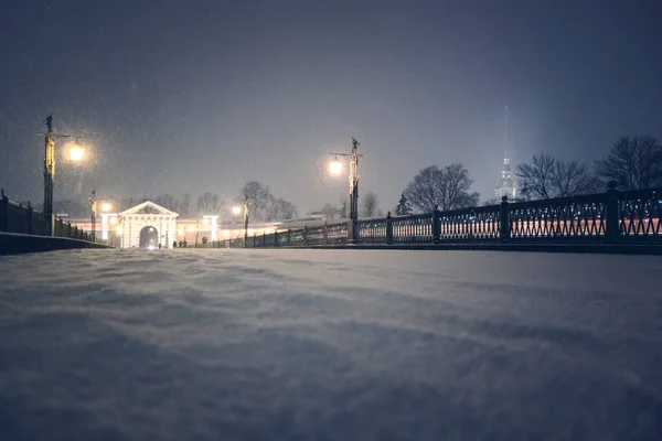 St. Petersburg 'daki Peter ve Paul kalesinde kış akşamı manzarası, beyaz kar, fenerler....