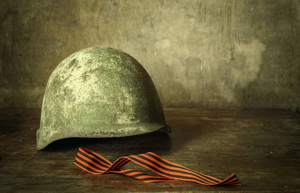 Helma Sovětského Vojáka Války Zelená Dřevěném Stole Vedle Stužky Svatého — Stock fotografie