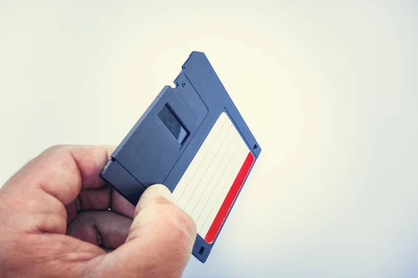 Een Oude Hand Heeft Een Diskette Voor Een Computer Wit — Stockfoto