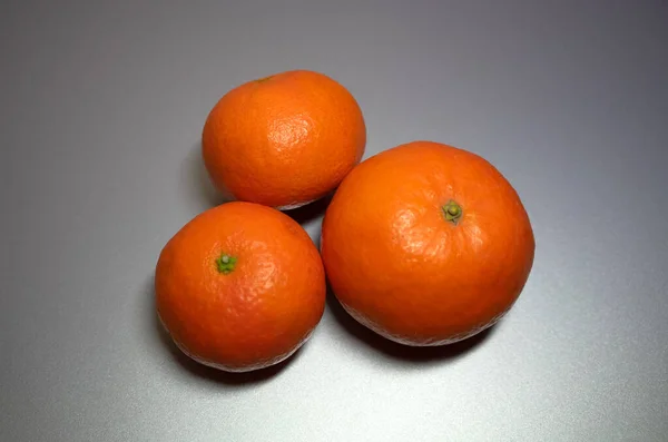 Mandarinas Anaranjadas Sobre Aislado Plata — Foto de Stock