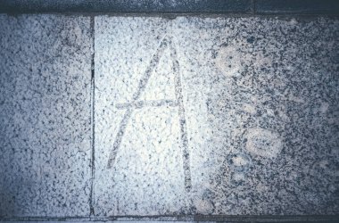 A harfi buz gibi granit duvara yazıldı, beyaz don..