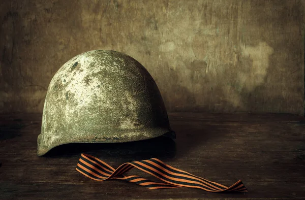 Sovětská Helma Velké Vlastenecké Války Stužka Svatého Jiří Stole Zátiší — Stock fotografie