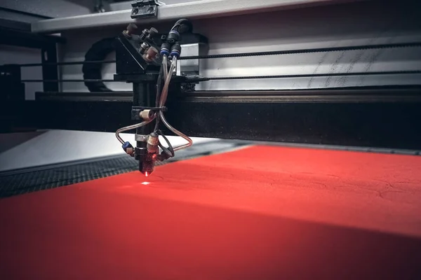 Lazer makinesi, lazerle yumuşak keçeyi kesiyor