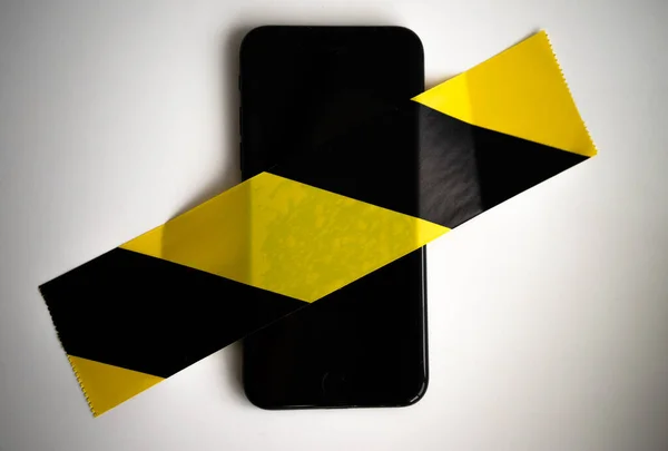 Das Smartphone Ist Mit Einer Verbotenen Schwarz Gelben Folie Versiegelt — Stockfoto