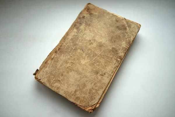 Vecchio Libro Ingiallito Sull Isolamento Bianco — Foto Stock