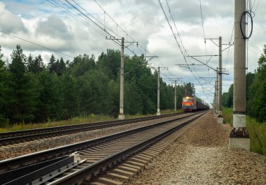 Tren raylarda yük vagonları taşır. Kargo taşımacılığı.
