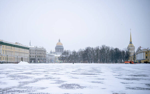 Дворцовая площадь в Санкт-Петербурге зимой в снегу. 22.02.2021 год в России