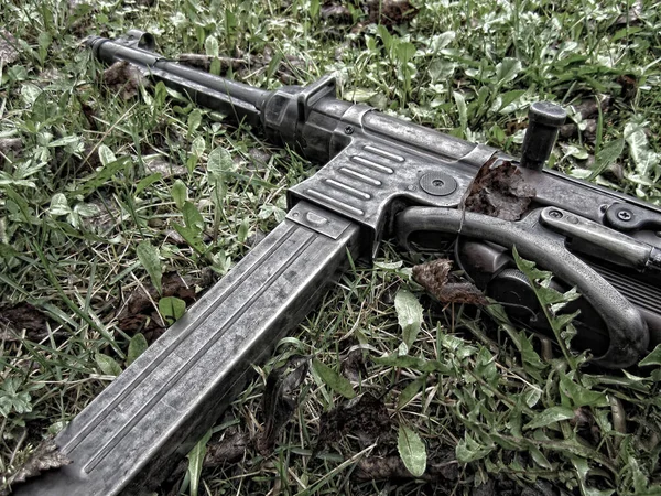 Alman metal makineli tüfeği 2.Dünya Savaşı 'nda yeşil çimlerde 38.