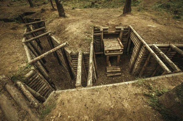 Houten Militaire Dug Out Van Boomstammen Het Bos Aan Lijn — Stockfoto