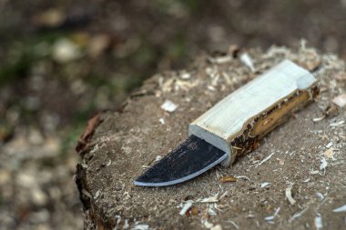 Kendi ellerinle bıçak yapıyorsun. Tahta sapı ve sahte bıçak bıçağı..