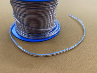 Hoparlör sistemini bağlamak için bakır kablo ile yuvarlak bobin