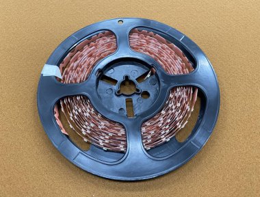 LED şeridi siyah bir bobine sarılı.