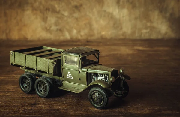 İkinci Dünya Savaşı 'ndan kalma bir Sovyet Gaz kamyonunun modeli. Bir buçuk kamyon yeşildir..