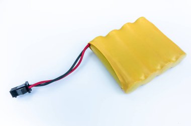 Beyaz üzerine sarı pil elektrikli arabalar ve diğer oyuncaklar için izole