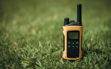 Telsiz telsizi sarı yeşil çimlere radyo dalgaları gönderiyor. Ara