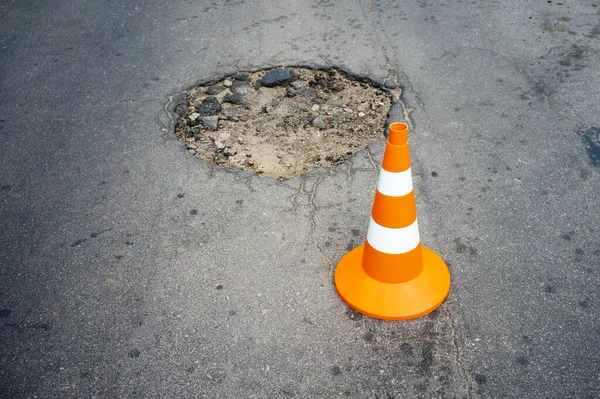 아스팔트 오렌지 플라스틱 도로에 구덩이를 수리하는 — 스톡 사진