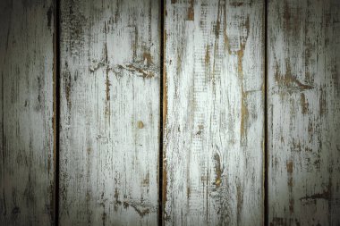 Eski ahşabın dokusu çizikler ve boya parçalarıyla beyazdır.