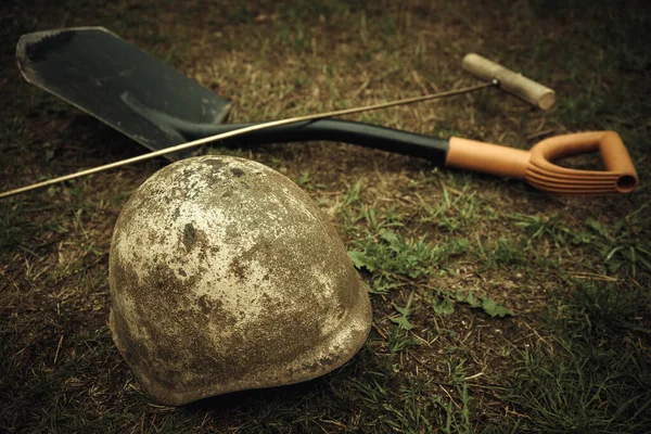 Rostig Sovjetisk Hjälm Som Grävdes Upp Marken Bredvid Spade Och — Stockfoto