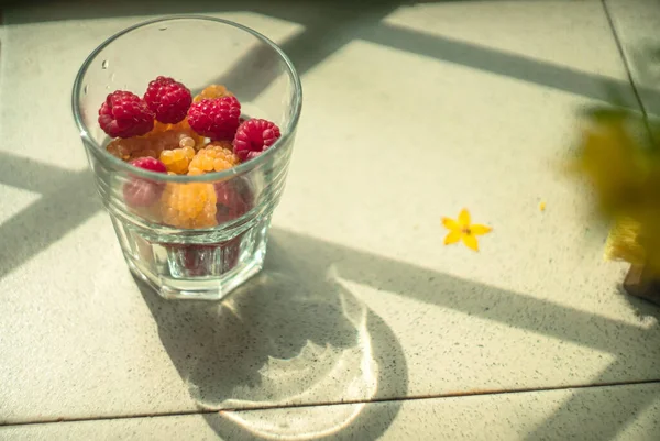 Ein Transparentes Glas Auf Dem Tisch Mit Roten Und Gelben — Stockfoto