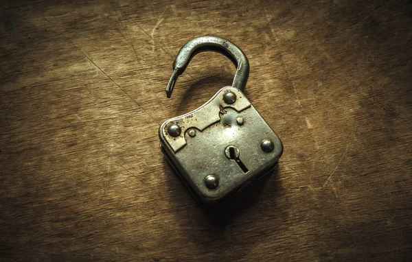 Vintage Αρθρωτή Μεταλλική Κλειδαριά Ξύλινο Τραπέζι Ρετρό Στυλ Άνοιγμα Κλειδαριών — Φωτογραφία Αρχείου