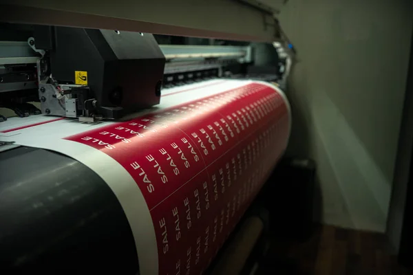 Büyük format yazıcı çizicisi, yazıt satışlı çıkartmalar. Mağazalarda Kara Cuma için hazırlanılıyor.