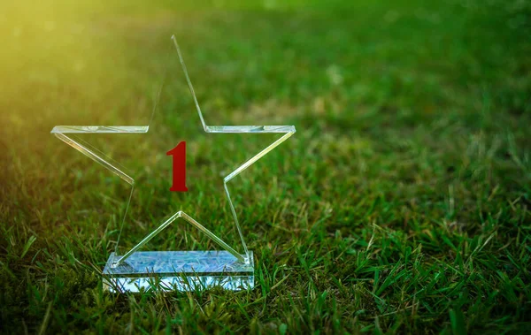 Taça Prêmio Forma Uma Estrela Vidro Com Número Vermelho Fundo — Fotografia de Stock