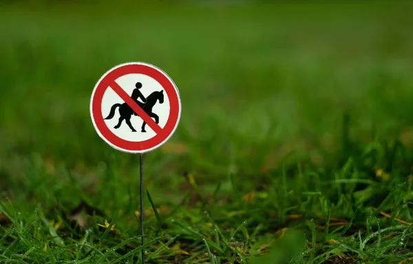 Una Señal Roja Redonda Hierba Verde Montar Caballo Está Prohibido — Foto de Stock