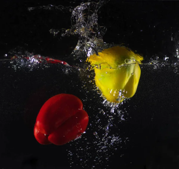 Red Yellow Peppers Water Splash — Stock Photo, Image