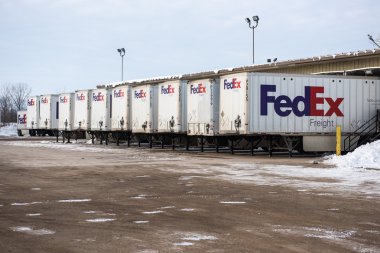 Fedex römorklar dizilmiş