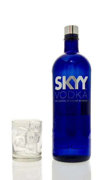 Fles van Skyy vodka — Stockfoto