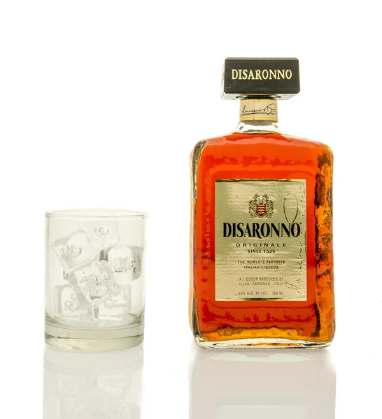 Disaronno liqueur avec un verre — Photo